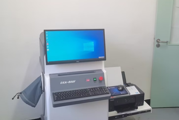 雙能X射線骨密度儀：準確測量骨密度，助力骨質疏松防治，守護骨骼健康